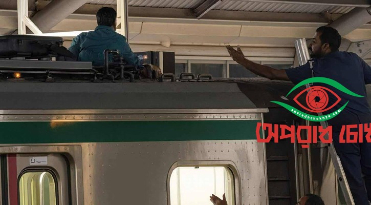 মেট্রোরেলের ছাদে উঠে পড়লেন দুজন