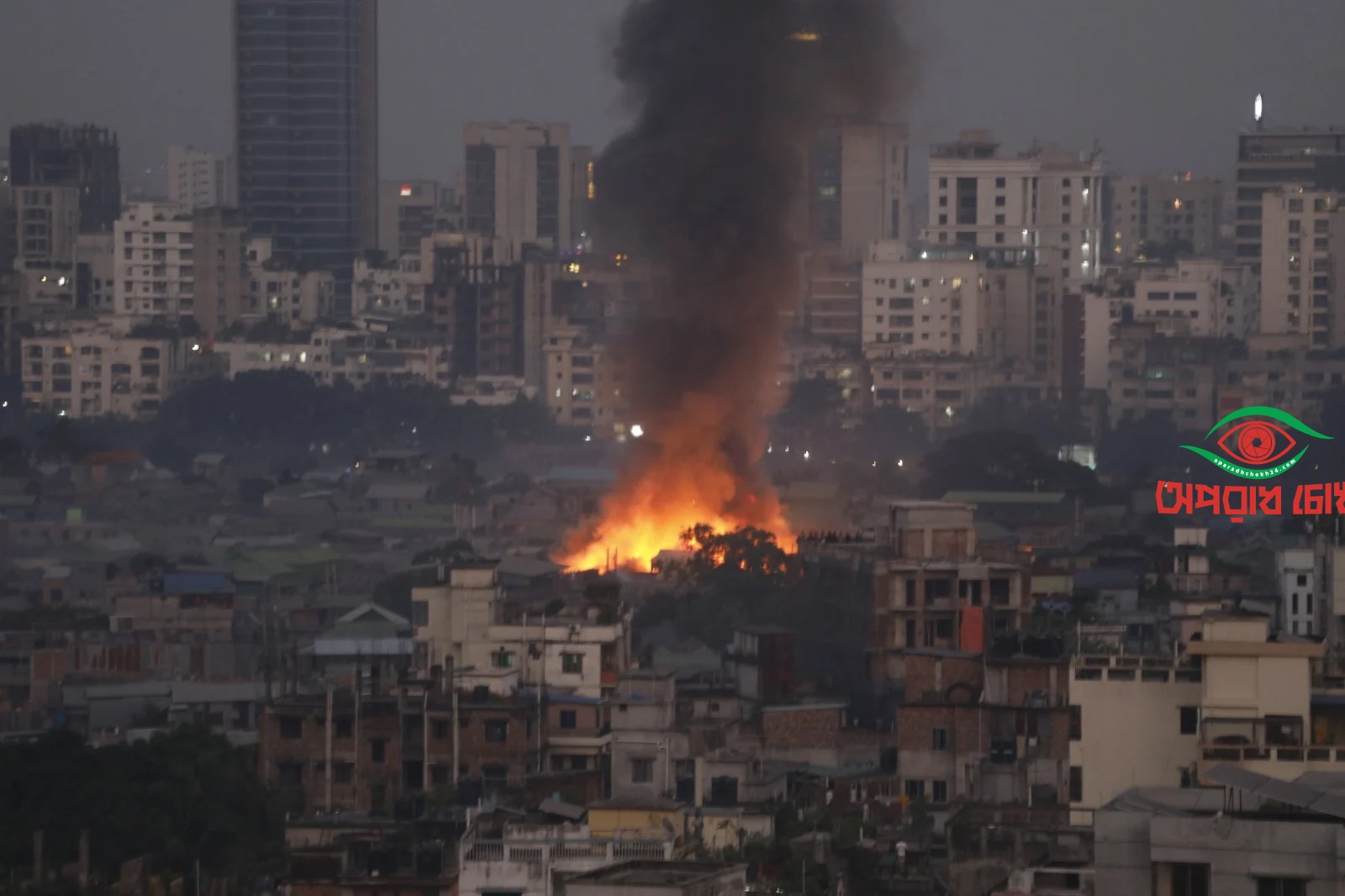 ৫ ঘণ্টার চেষ্টায় কড়াইল বস্তির আগুন নিয়ন্ত্রণে