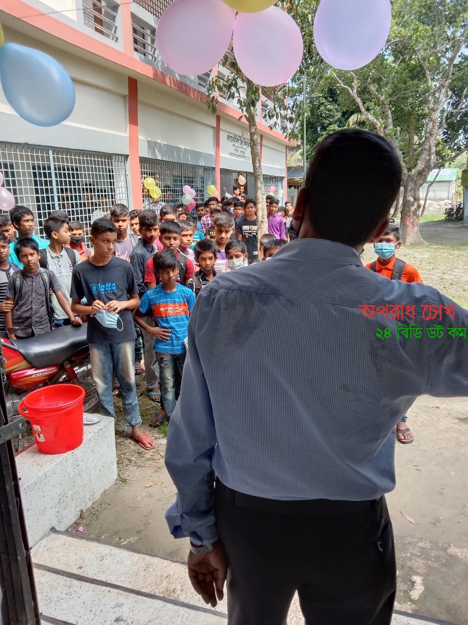 স্বাস্থ্যবিধি তোয়াক্কা না করে কোতোয়ালী বাগ বহুমুখী উচ্চ বিদ্যালয়ে পাঠদান শুরু