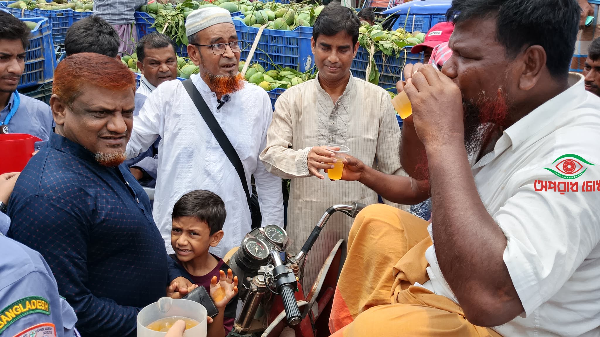  মুক্ত স্কাউটের উদ্যোগে তৃষ্ণার্তদের মাঝে শরবত বিতরণ
