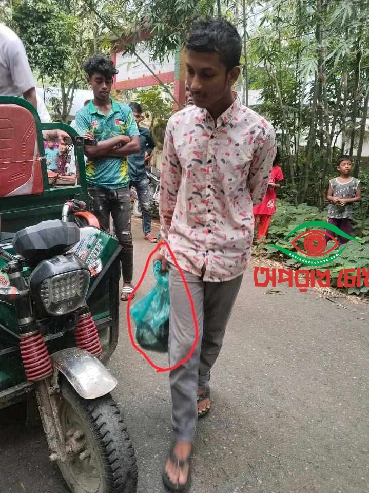 ধামইরহাটে কবর খুঁড়ে  কঙ্কাল চুরি-অভিযুক্ত শিক্ষার্থী।