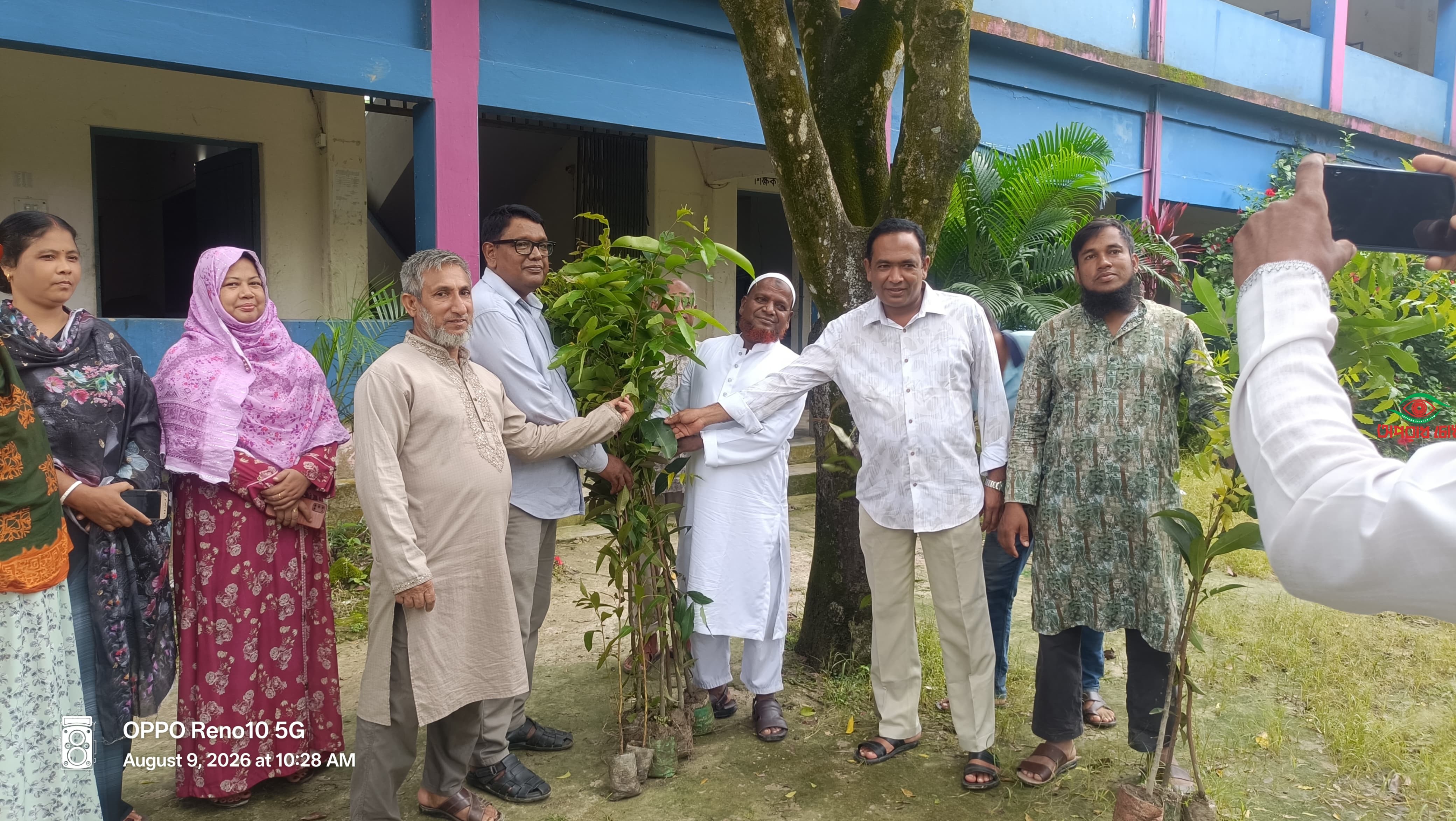 ব্যক্তিগত উদ্যোগে  গাছের চারা বিতরণ করলেন বিএনপি নেতা আব্দুর রহিম