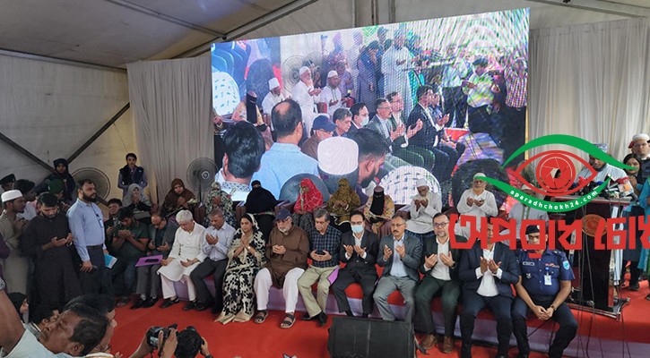 মঞ্চে অতিথির আসনে বসলেন শহীদদের মা-বাবা, নিচে উপদেষ্টারা