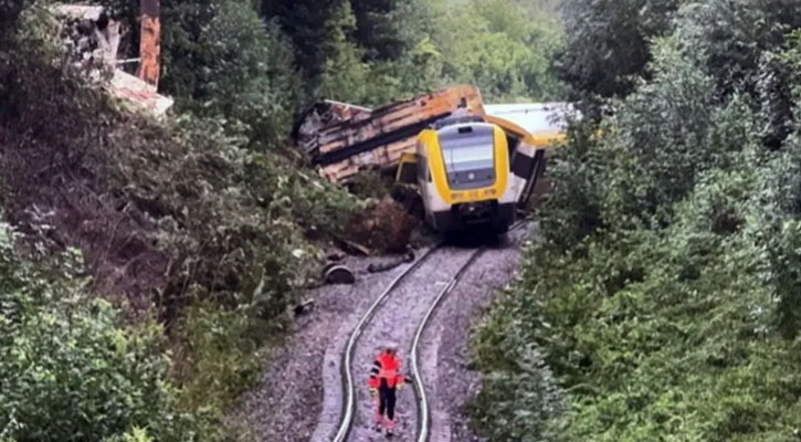 জার্মানিতে ট্রেন দুর্ঘটনায় নিহত ৩, আহত অর্ধশত