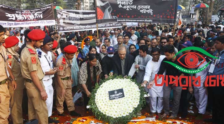 শহীদদের প্রতি শ্রদ্ধা জানাতে মানুষের ঢল