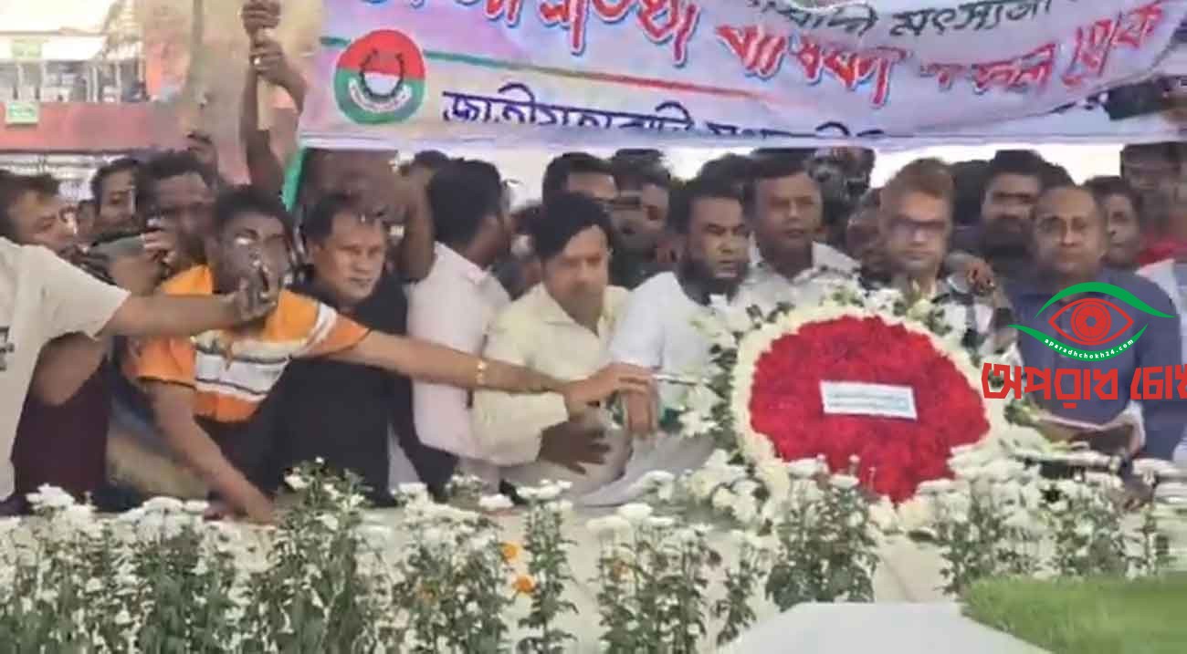 জিয়া রহমান ও খালেদা জিয়ার সমাধিতে শ্রদ্ধা