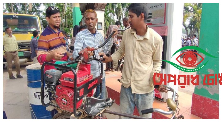 সেচযন্ত্র কাঁধে নিয়ে পাম্পে পাম্পে ঘুরছেন কৃষক