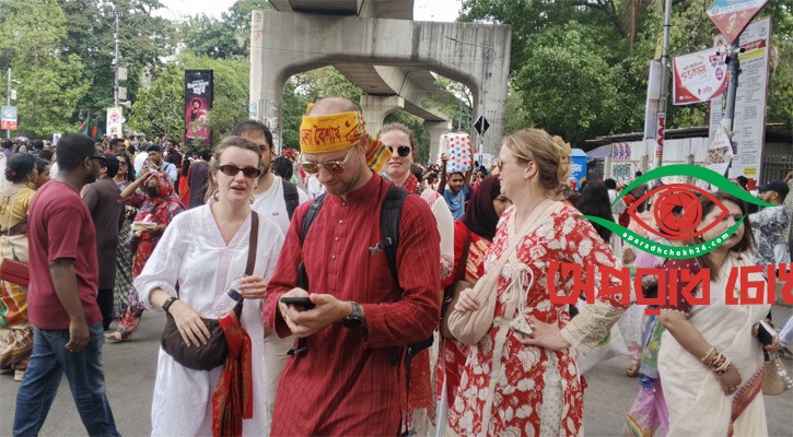 বর্ষবরণ উৎসবে উচ্ছ্বাসে মাতলেন বিদেশি পর্যটকরা