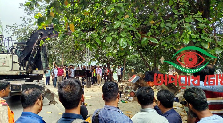 ফুটপাত দখলমুক্ত করতে যৌথ অভিযান