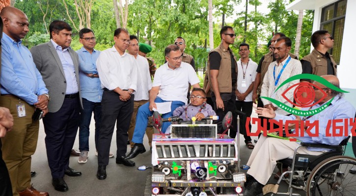 প্রতিবন্ধী ওয়াকিমুলের বানানো স্মার্ট কারে চড়লেন প্রধানমন্ত্রী