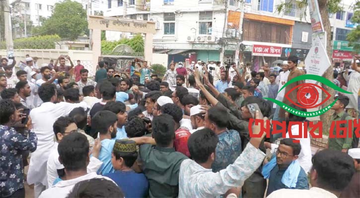নাসীরুদ্দীন পাটওয়ারীর ওপর ডিম নিক্ষেপ-হামলা
