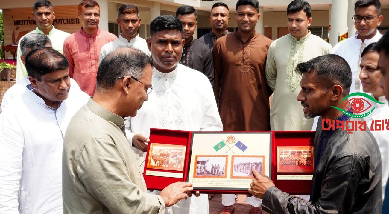 সেনাসদস্যদের সঙ্গে প্রধানমন্ত্রীর ঈদ শুভেচ্ছা বিনিময়
