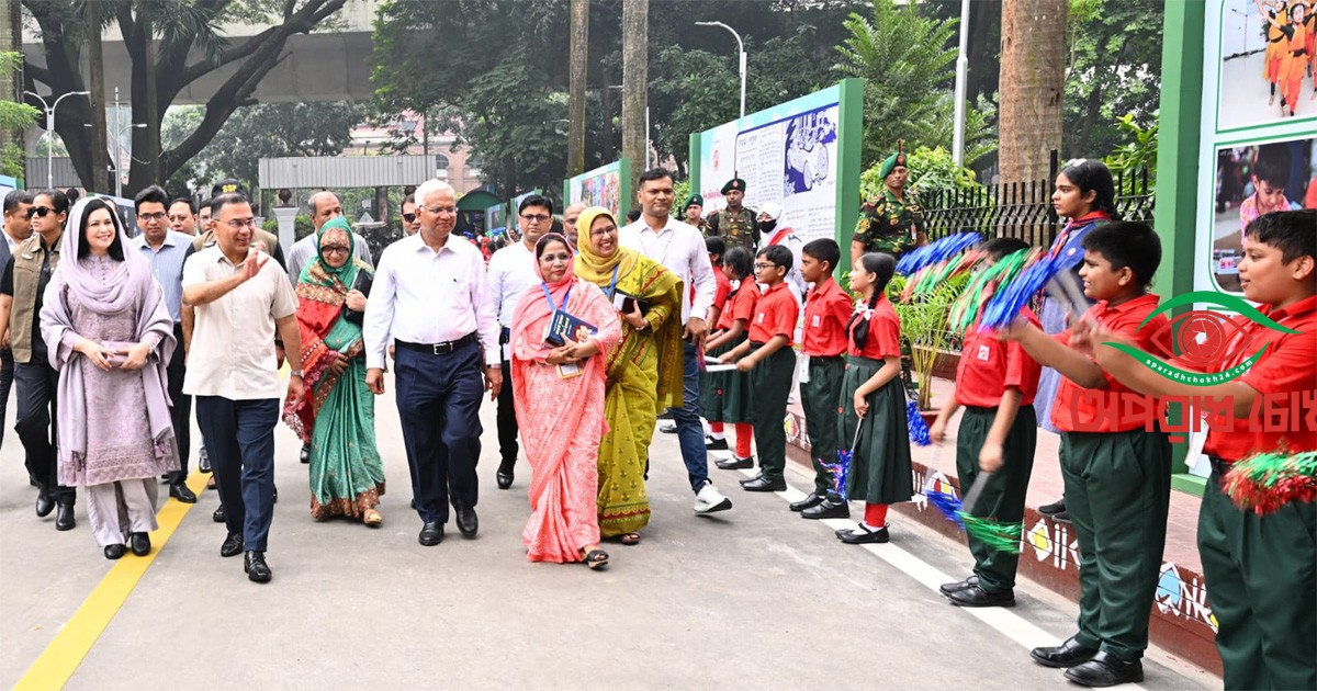 শিশুদের ভালোবাসায় সিক্ত প্রধানমন্ত্রী