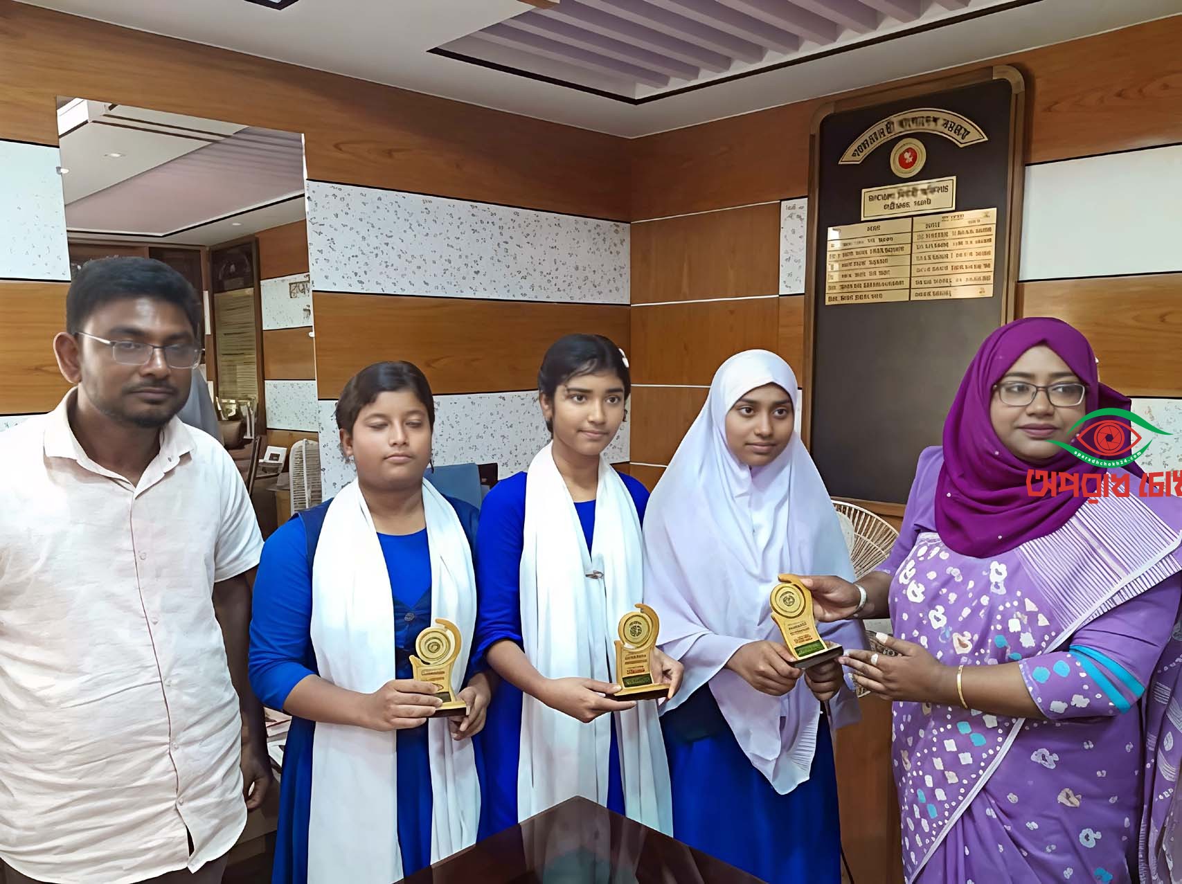 দুর্নীতি বিরোধী বিতর্ক প্রতিযোগিতায় বিজয়ীদের মধ্যে পুরস্কার বিতরণ