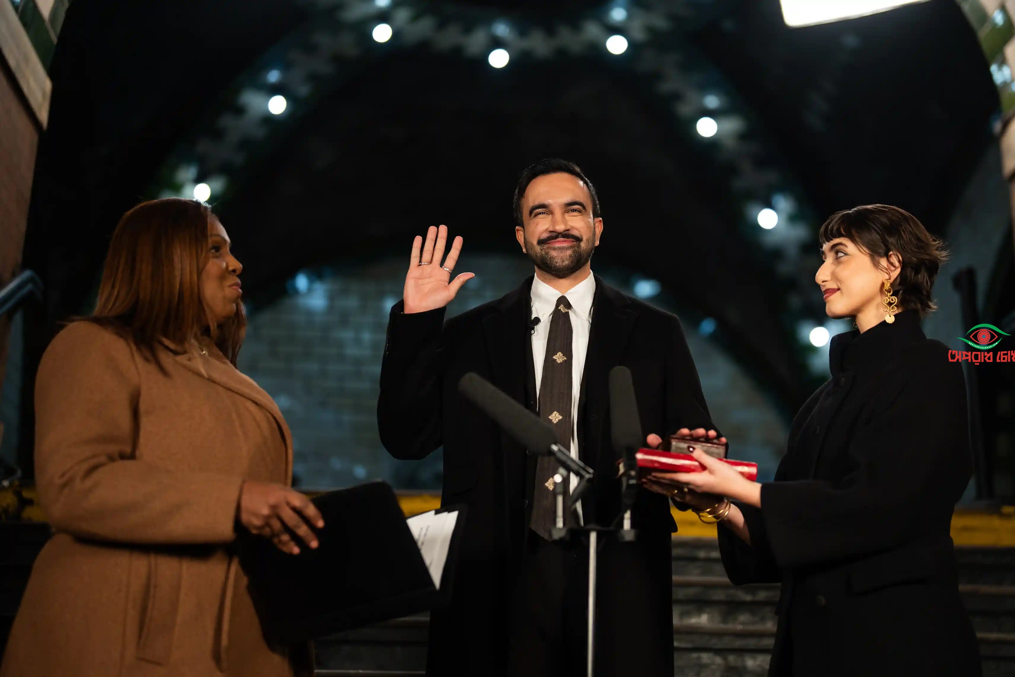 কোরান ছুঁয়ে শপথ নিলেন জোহরান মামদানি