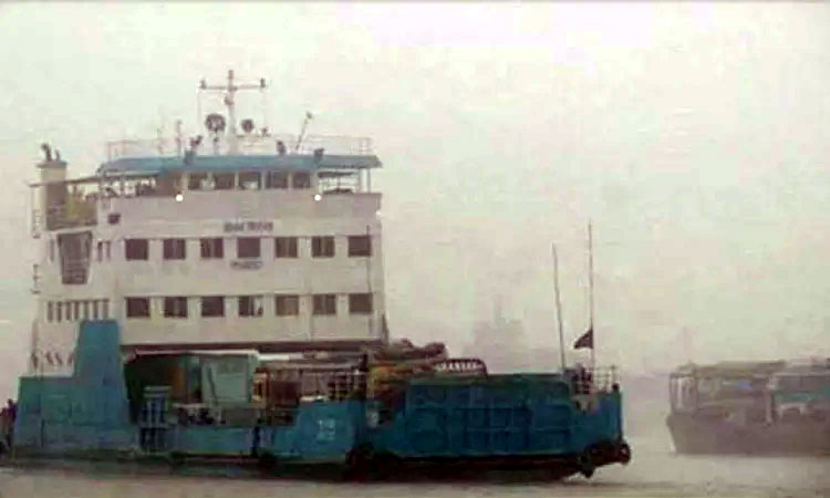নৌরুটে ফেরি চলাচল বন্ধ
